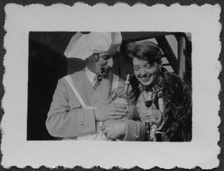 Mario e Irma Bernasconi si versano del vino