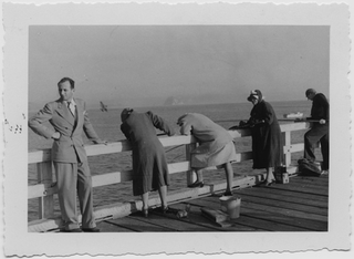 Pescatrici sopra ad un molo a Cayucos