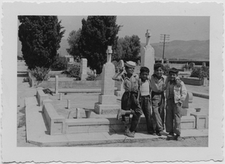 Bambini messicani in posa in un cimitero di Soledad