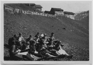 Classe scolastica durante una lezione all'aperto a Madrano