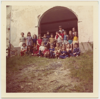 Scolaresca in gita all'oratorio di San Bernardo a Comano