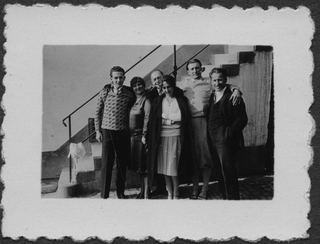 Mario Bernasconi con amici davanti a una scala