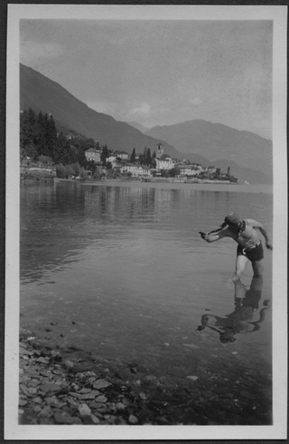 Mario Bernasconi fa il bagno nel lago di Lugano