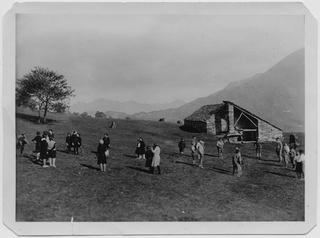 Gruppo sopra a un prato a Condra
