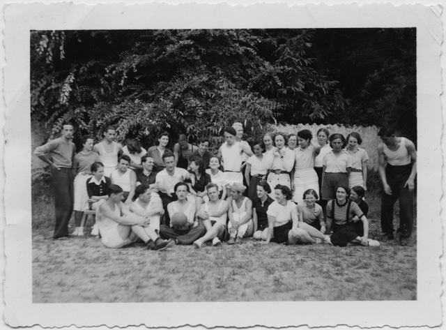 Gruppo in posa sopra a un prato