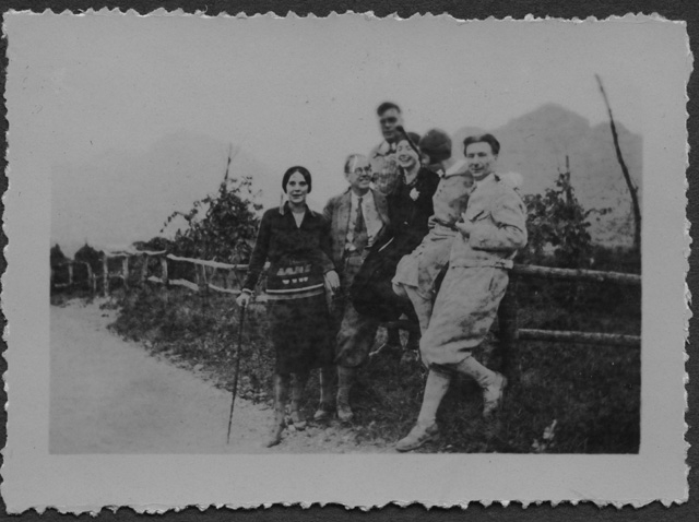 Mario e Irma Bernasconi con amici seduti su una staccionata