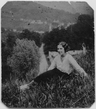 Pia Rovelli sopra a un prato a Sala Capriasca