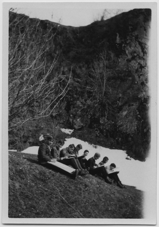 Scolari durante una lezione all'aperto