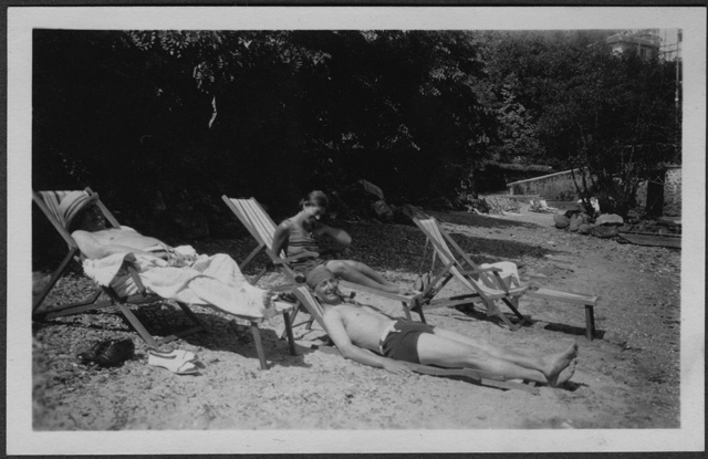 Mario e Irma Bernasconi su una spiaggia del lago di Lugano