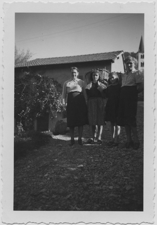 Donne con la gerla in salita Don G. Rovelli a Sonvico