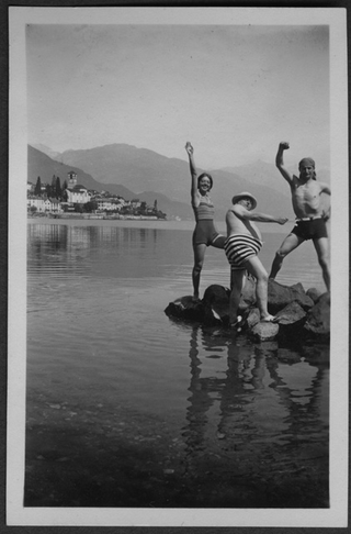 Irma e Mario Bernasconi scherzano con un amico sul lago di lugano