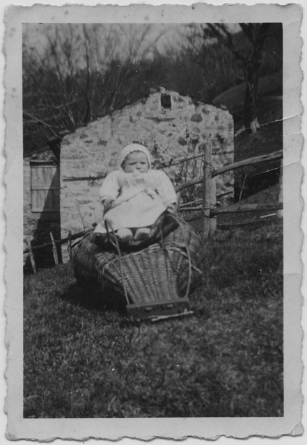 Bambino ai monti con gerla