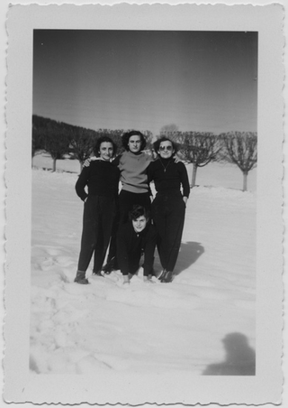 Quattro ragazze in posa sulla neve