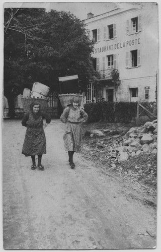 Elisa Malfanti e Alberta Bassi mentre trasportano delle valigie verso la fermata del tram a Sonvico