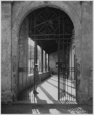 Bambine sotto il portico della chiesa di San Giovanni Battista a Sonvico