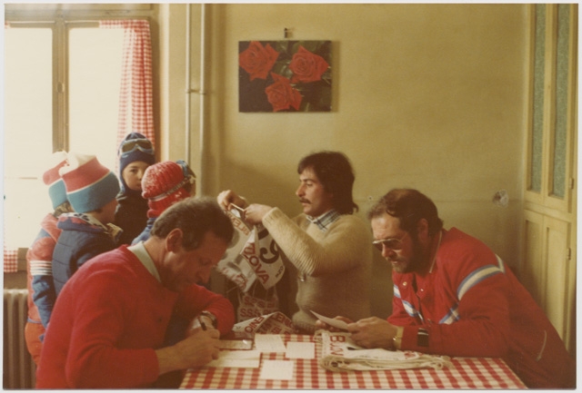 Distribuzione dei numeri prima di una gara di sci a scuola montana