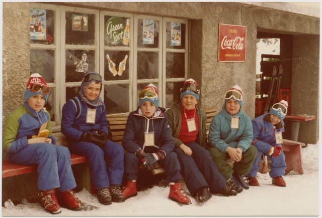 Ragazzi davanti al ristorante Moggi durante la settimana bianca a Campo Blenio
