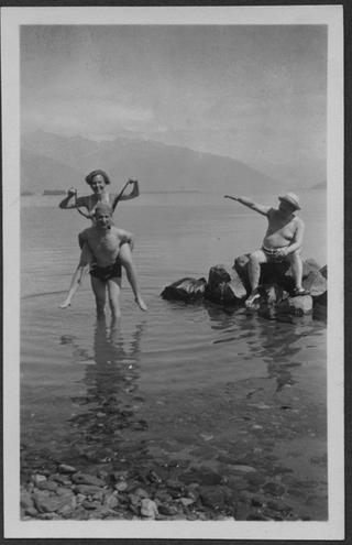 Mario Bernasconi scherza con amici sul lago di Lugano