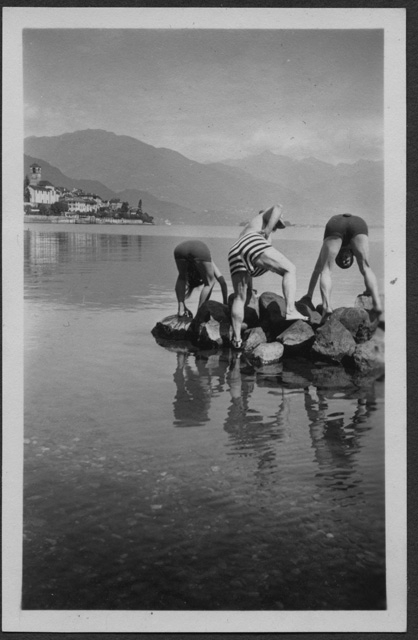 Mario e Irma Bernasconi scherzano con un amico sul lago di Lugano