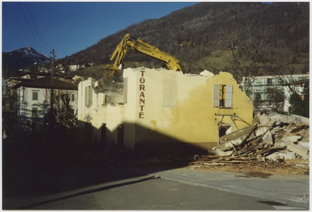 Demolizione del ristorante Riva a Tesserete