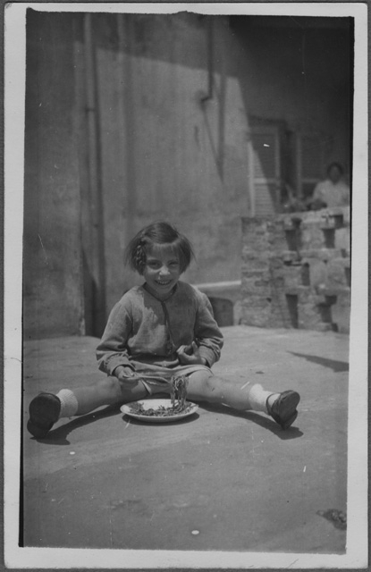 Ritratto di bambina con piatto di spaghetti