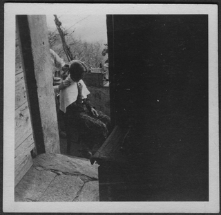 Irma Bernasconi Pannes mentre si fa tagliare i capelli