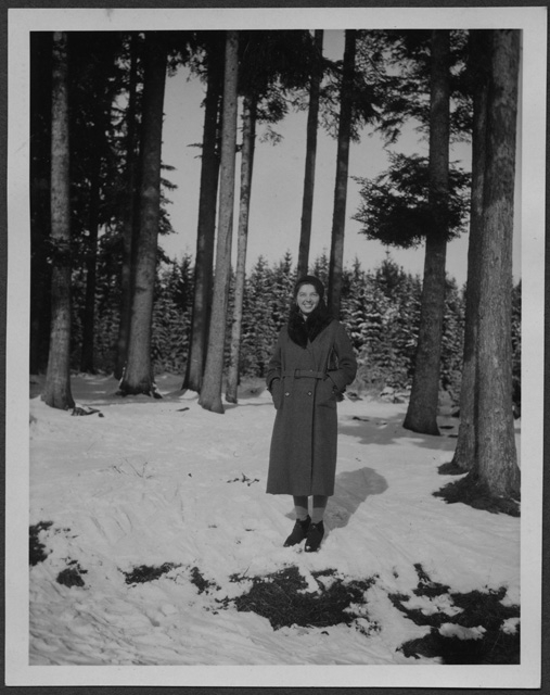 Irma Bernasconi Pannes davanti a un bosco innevato