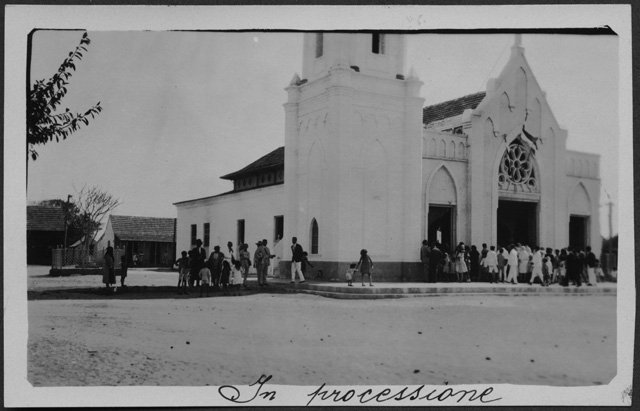 Fedeli raccolti attorno ad una chiesa in Sudamerica