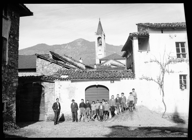 Alunni in posa con il maestro Remo Canonica a Ponte Capriasca
