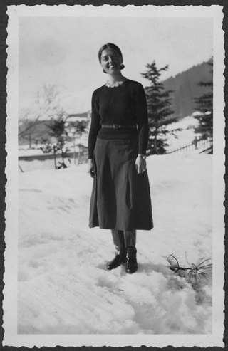 Irma Bernasconi Pannes in un prato innevato