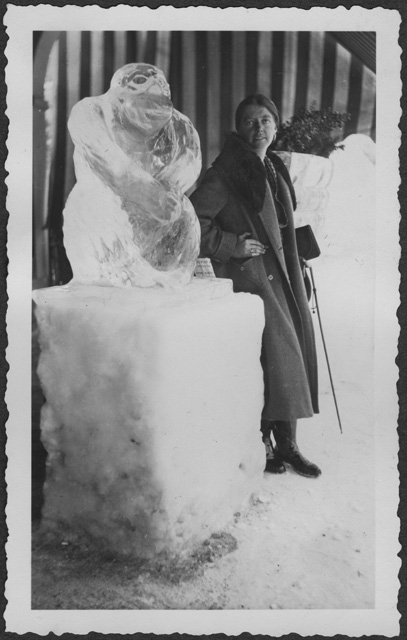 Irma Bernasconi Pannes posa di fianco a una scultura di ghiaccio