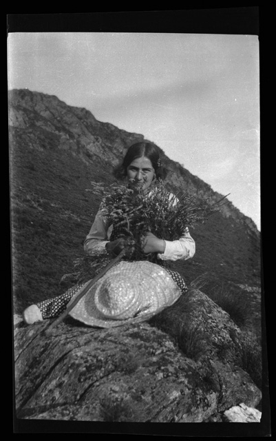 Pia Rovelli in posa sopra ad una roccia