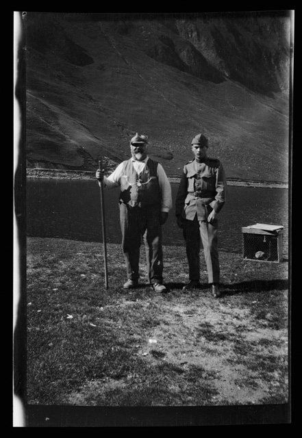 Due uomini in posa al lago Ritom