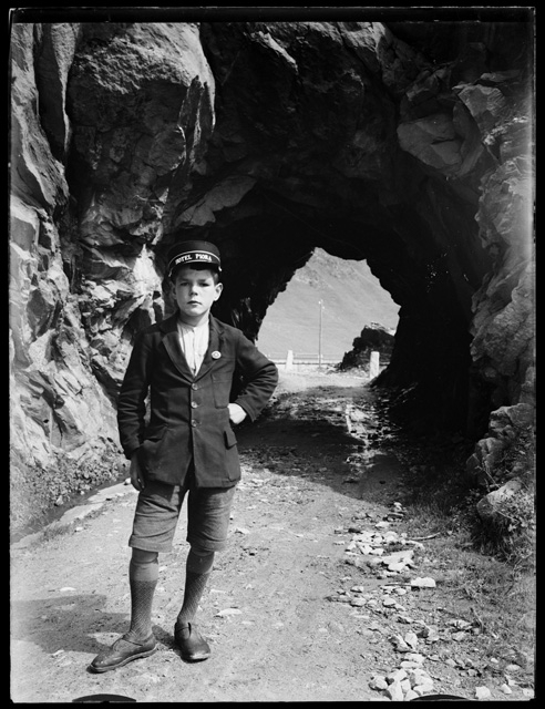 Garzone dell'Hotel Piora a Ritom in posa