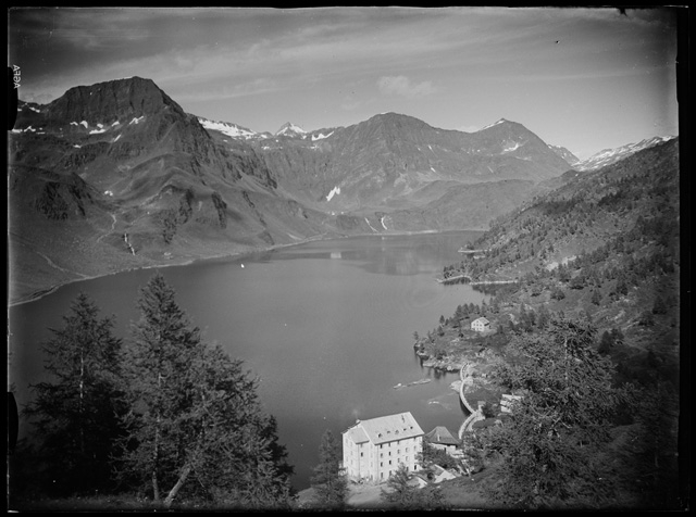 Veduta del lago Ritom con l'Hotel Piora