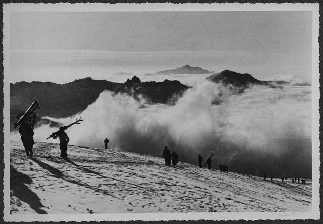 Sciatori in ascesa verso la vetta del Monte Bar