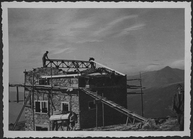 Costruzione della Capanna del Monte Bar
