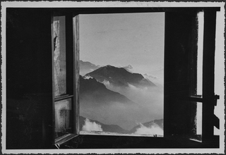 Panorama dall'interno della Capanna del Monte Bar