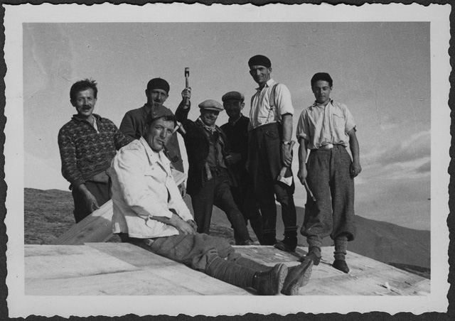 Operai durante la posa del tetto della Capanna del Monte Bar
