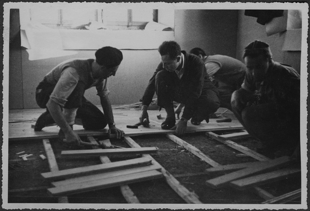 Operai durante la posa della pavimentazione della Capanna del Monte Bar