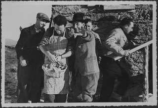 Uomini alla Capanna del Monte Bar