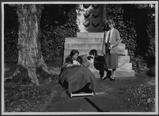 Irma Bernasconi Pannes con un'amica in giardino