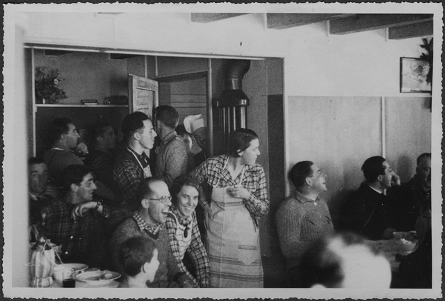 Gruppo in un interno all'alpe Musgatina