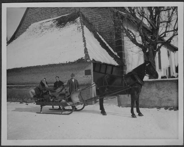 Irma Bernasconi Pannes su una slitta-carrozza