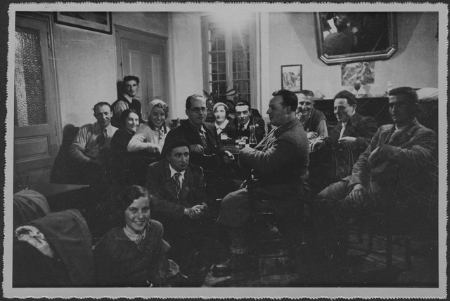 Gruppo attorno ad un tavolo a Condra