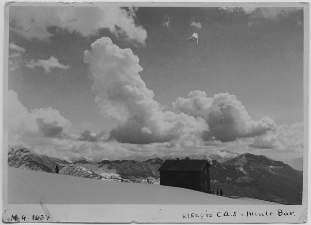 Veduta del Monte Bar con la capanna del CAS