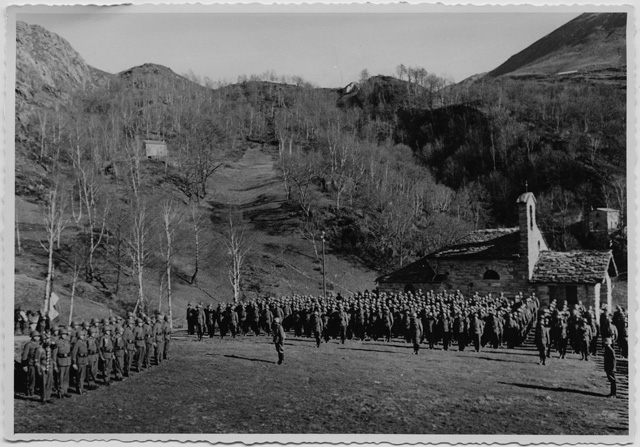 Militari all'oratorio dedicato a Santa Maria Ausiliatrice e a Sant'Antonio da Padova a Gola di Lago