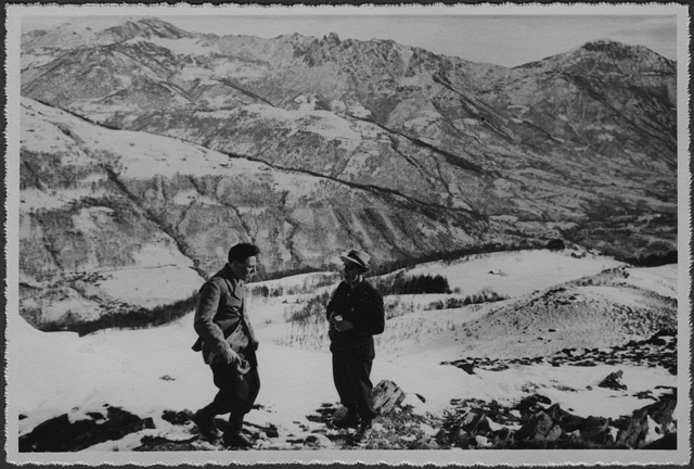 Uomini davanti ad un panorama a Condra