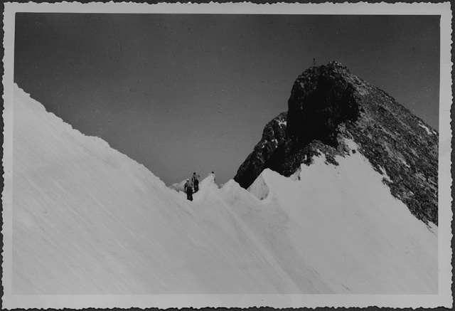 Uomini durante una scalata sul passo del Bernina