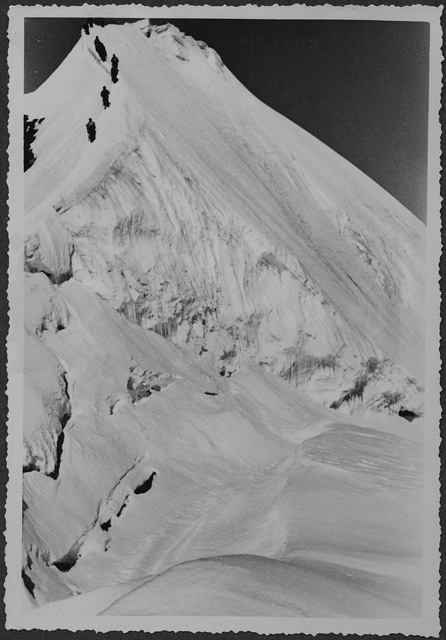 Uomini durante una scalata sul passo del Benrina